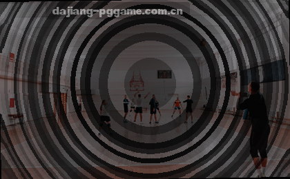 一位乘客低头用手机查看公交路线，车辆缓缓靠站。